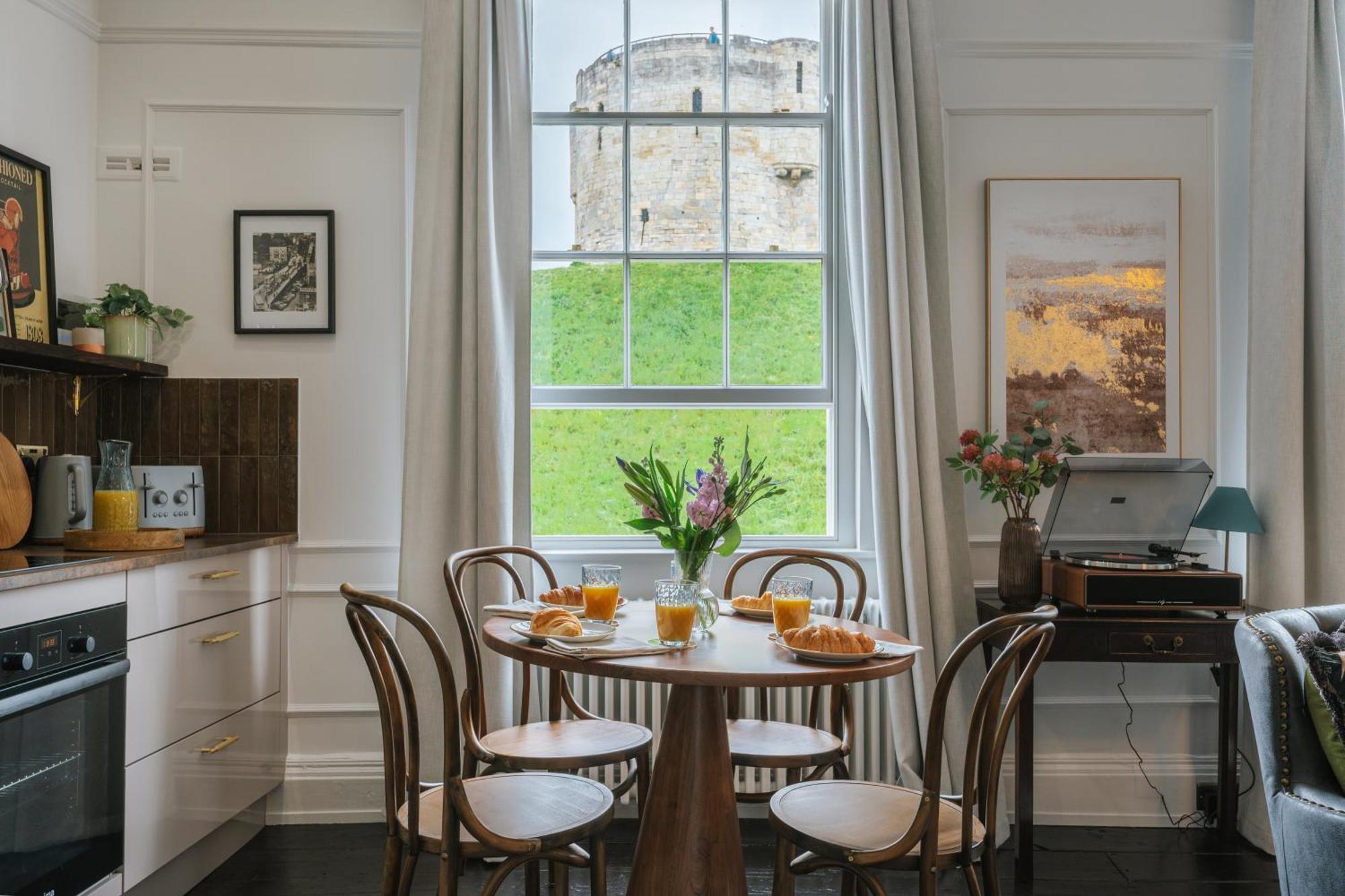 Tower View Apartment Йорк Екстериор снимка