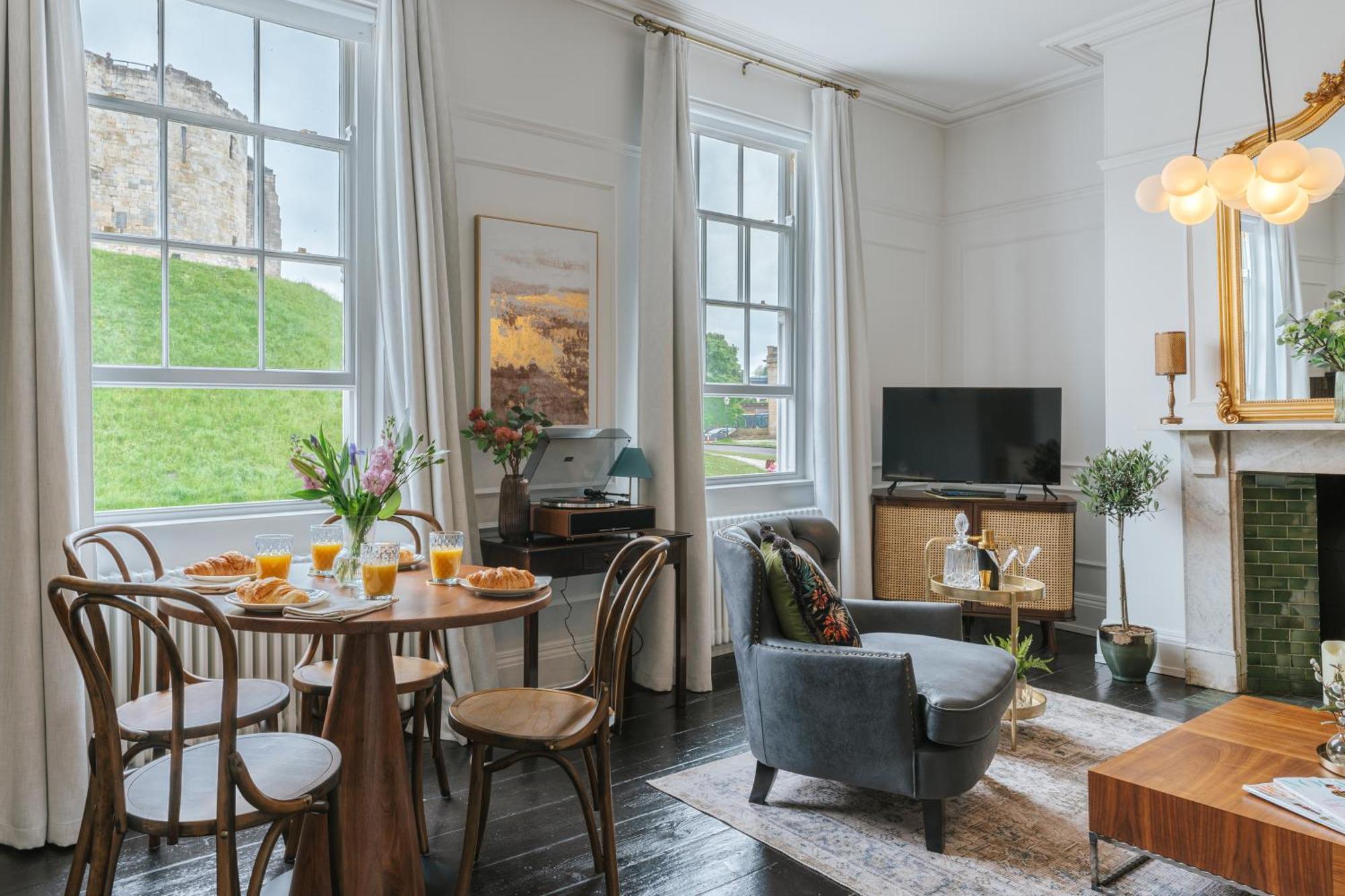 Tower View Apartment Йорк Екстериор снимка